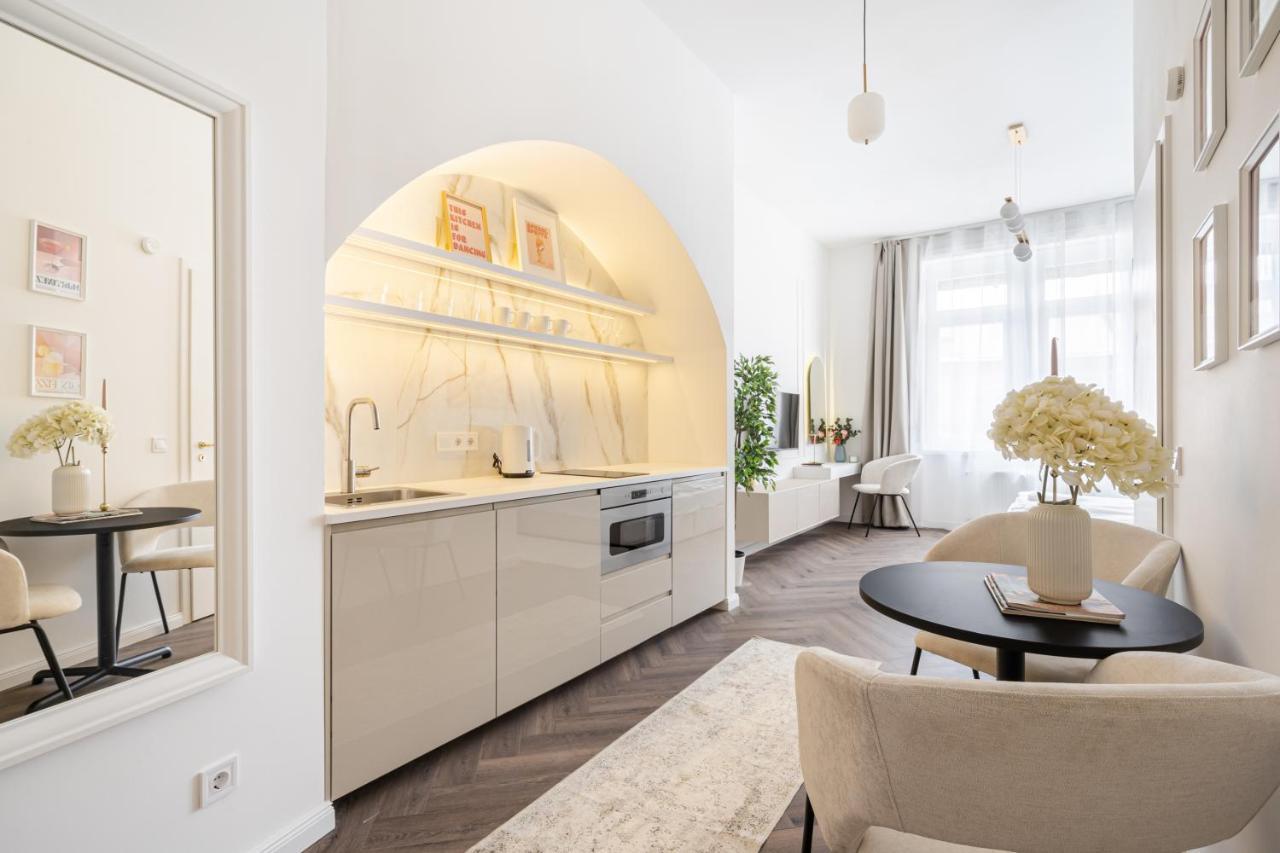 E13 - Grand Boulevard Heritage Suite - Best Location By Bqa Budapest Exterior photo