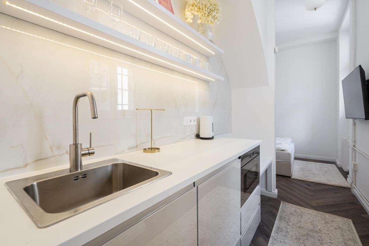 E13 - Grand Boulevard Heritage Suite - Best Location By Bqa Budapest Exterior photo