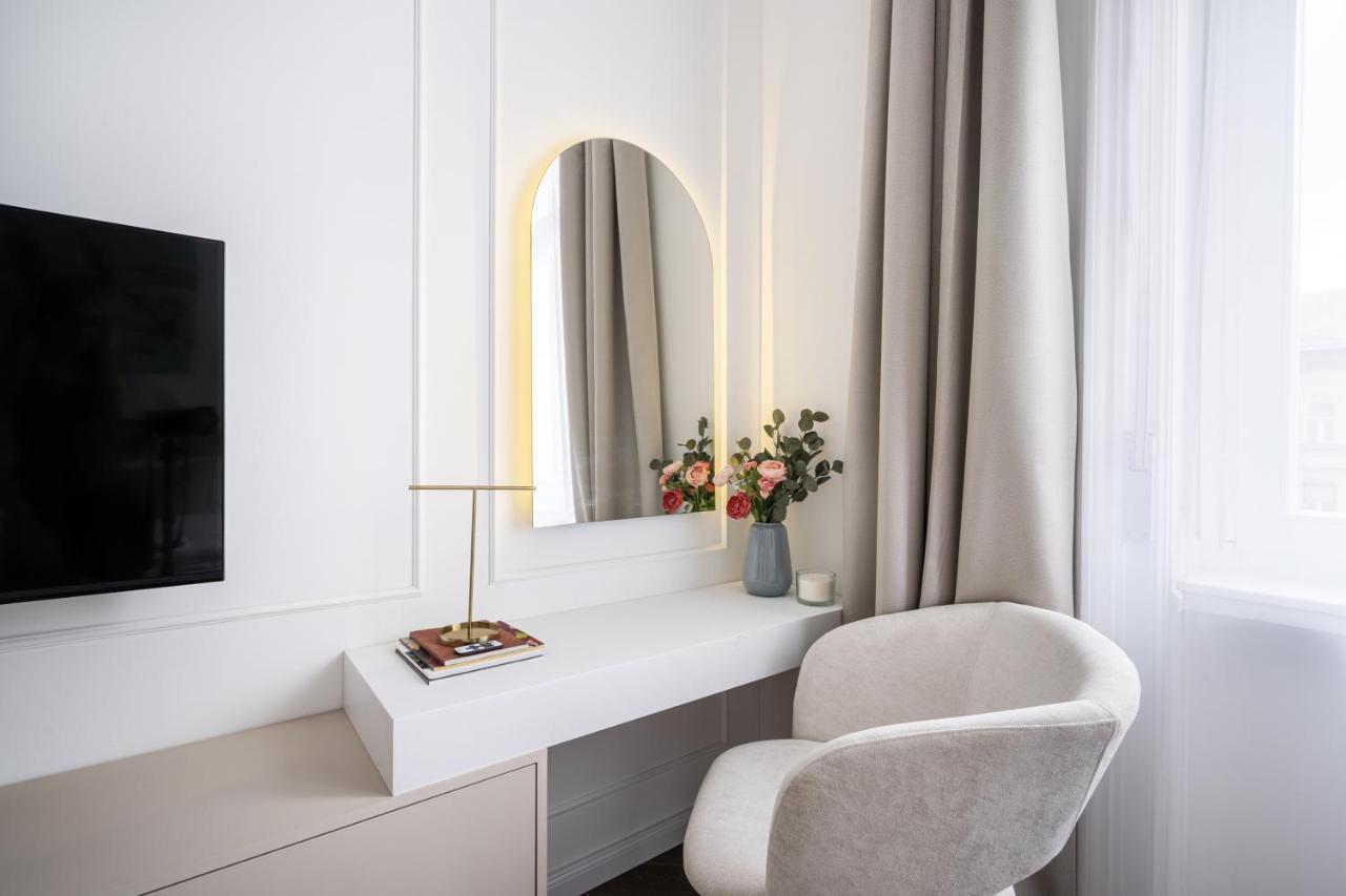 E13 - Grand Boulevard Heritage Suite - Best Location By Bqa Budapest Exterior photo