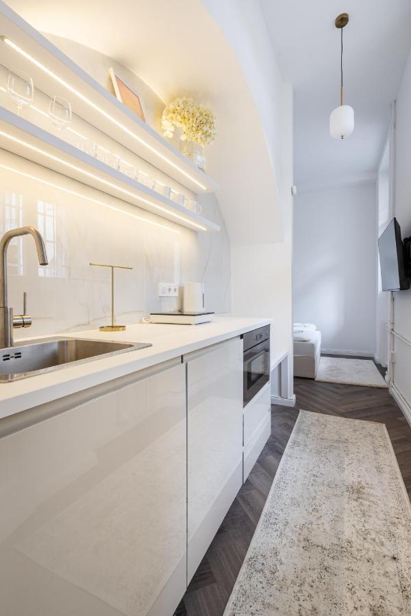 E13 - Grand Boulevard Heritage Suite - Best Location By Bqa Budapest Exterior photo