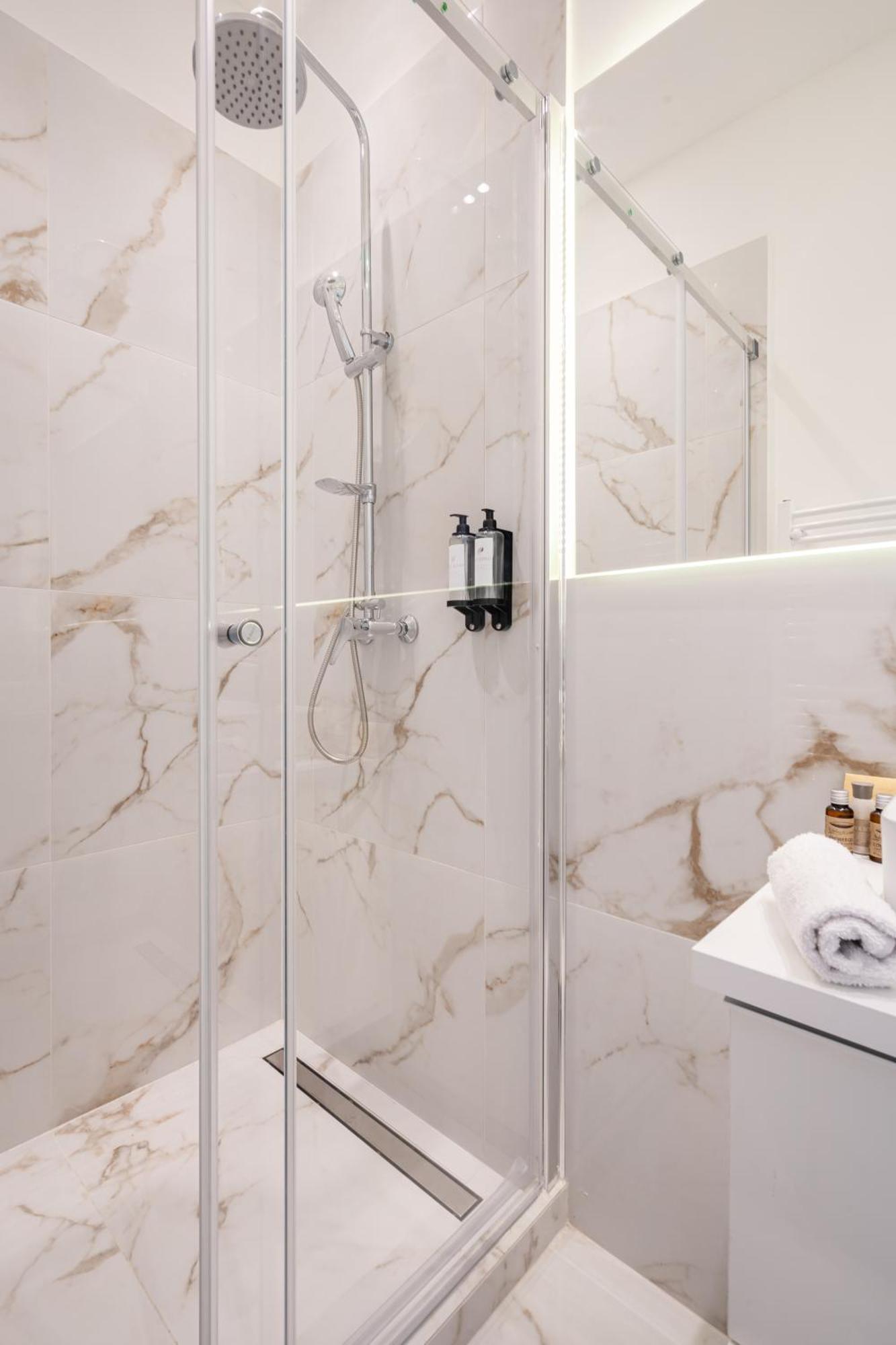 E13 - Grand Boulevard Heritage Suite - Best Location By Bqa Budapest Room photo