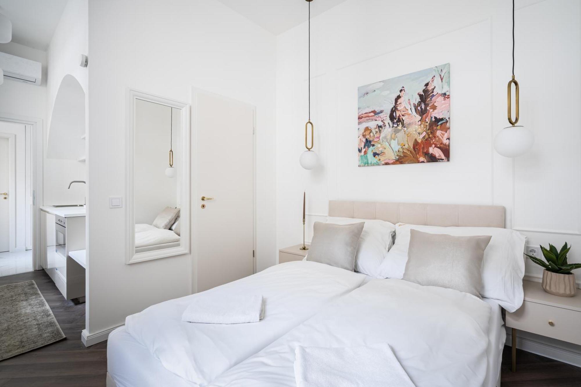 E13 - Grand Boulevard Heritage Suite - Best Location By Bqa Budapest Room photo